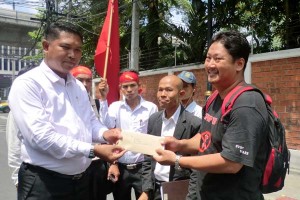 Protesters deliver letter to President Thein Sein to an Embassy official