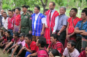 Norwegian State Secretary met with IDPs during his visit in Burma © Karen news