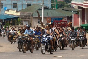 Buddhist men with machetes 30 May 2013 by Gemunu Amarasinghe_Associated Press