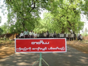 Warning to be shot in Letpadaung April 2013 © Han Win Aung