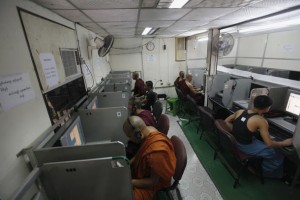 Buddhist monks use the internet in an internet cafe in Yangon March 29, 2012.  REUTERS/Soe Zeya Tun (MYANMAR  - Tags: SOCIETY RELIGION SCIENCE TECHNOLOGY) - RTR301Q7