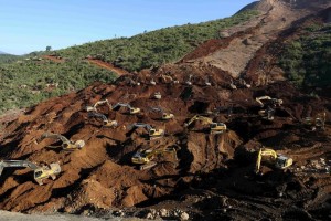 Rescue workers look for bodies of miners killed by a landslide in Hpakant jade mine, at Kachin state, Myanmar  November 24, 2015. Picture taken November 24, 2015. REUTERS/Soe Zeya Tun