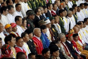 Government officials, members of ethnic rebel groups and international witnesses pose for a picture after the signing ceremony of the Nationwide Ceasefire Agreement (NCA) in Naypyitaw, Myanmar October 15, 2015. Myanmar's government and eight armed ethnic groups signed a ceasefire agreement on Thursday, the culmination of more than two years of negotiations aimed at bringing an end to the majority of the country's long-running conflicts. REUTERS/Soe Zeya Tun